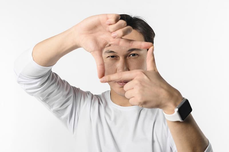 Hombre consultando su reloj inteligente