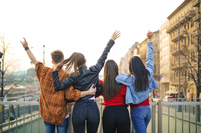 Grupo de amigos disfrutando de sus vacaciones en una gran ciudad