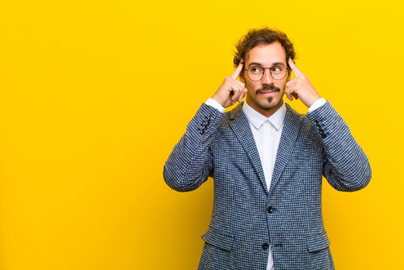 Joven pensativo concentrado en una idea