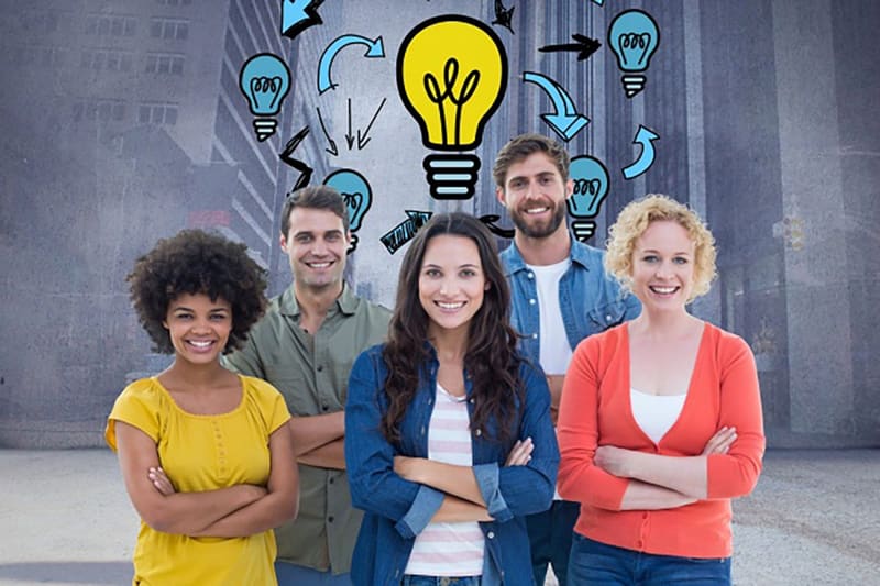 Grupo de jóvenes emprendedores sonriendo con ilustraciones de focos de ideas