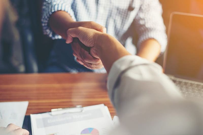 Apretón de manos para cerrar un trato de negocios